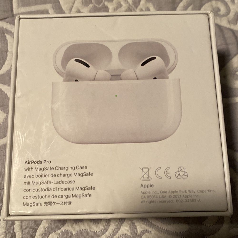AirPods Pro case - Picture 2 of 7